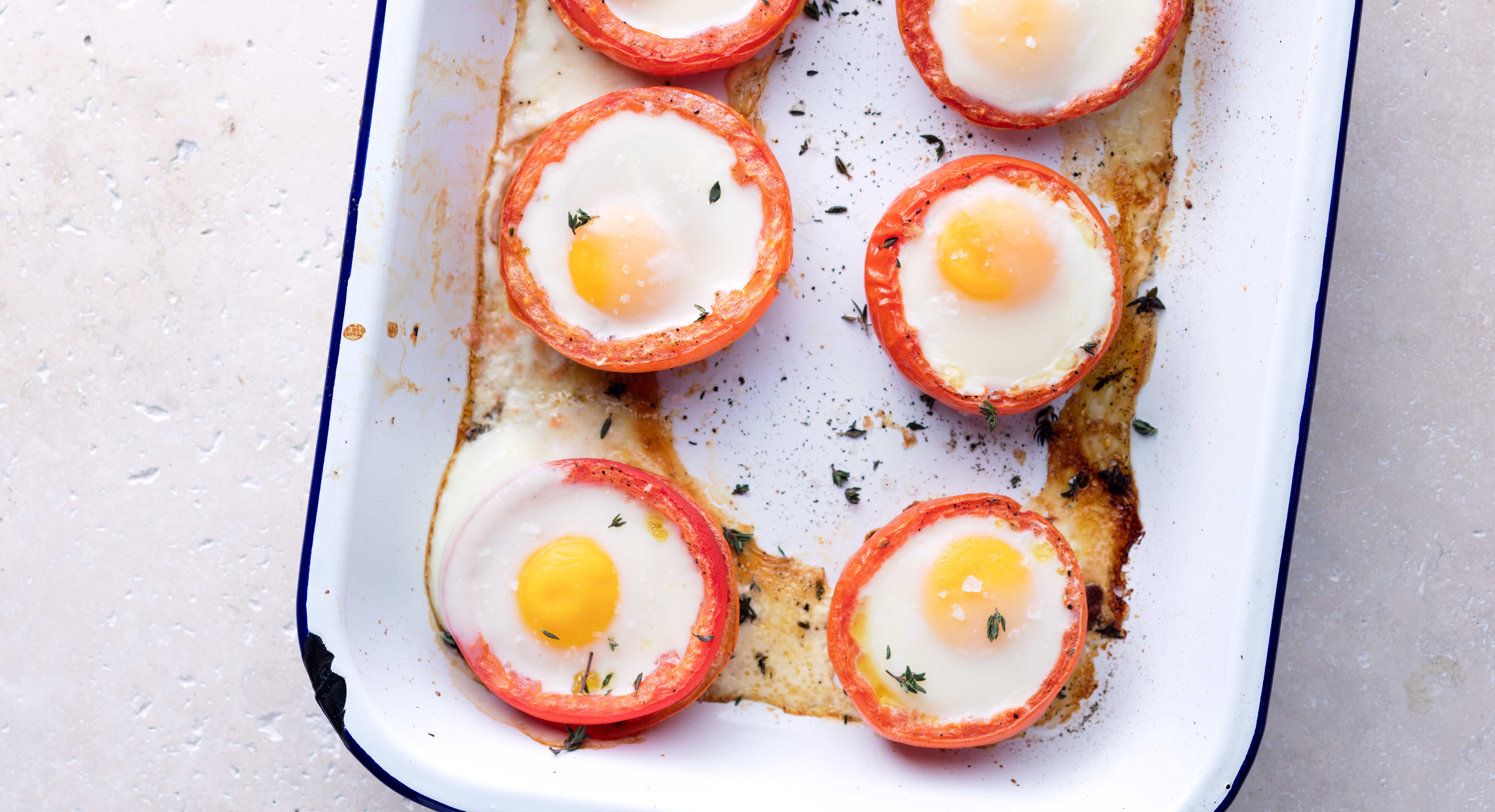 Baked eggs in tomato cups